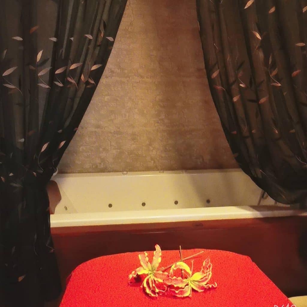 Baño de bienestar iluminado